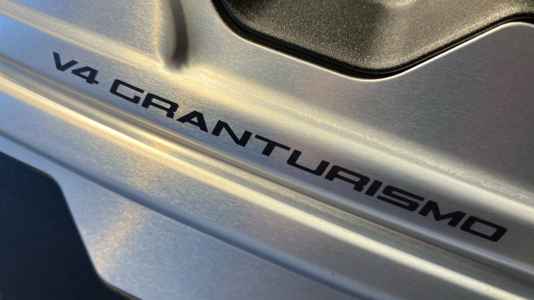 Ducati Diavel V4 - Dark Stealth Yellow (25MY)